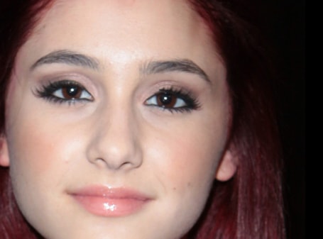 Ariana Grande young eyes color