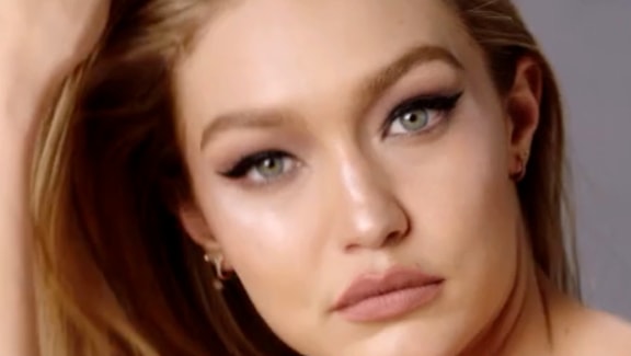 Gigi Hadid eyes photos