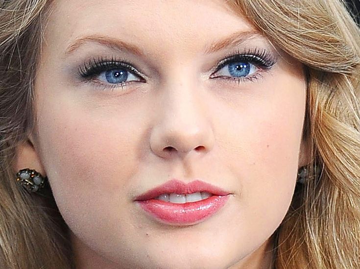 Taylor Swift eyes up close photos