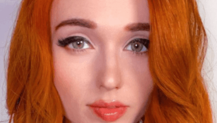 Amouranth eyes on light
