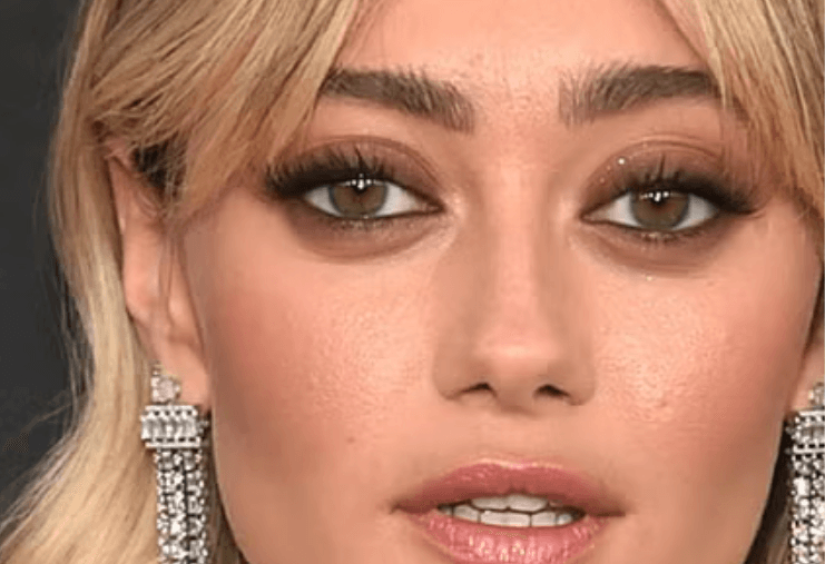 Ella Purnell eyes color on close