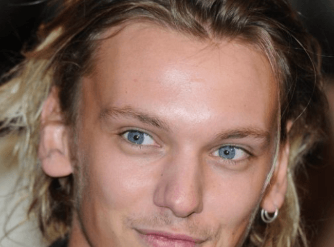 Jamie Campbell Bower eyes up close photos