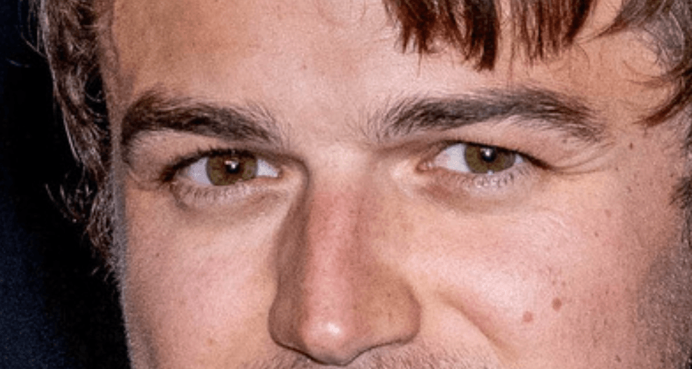 Joe Keery eyes up close photos