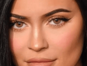 Kylie Jenner eyes color on close