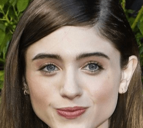 Natalia Dyer eyes color on light